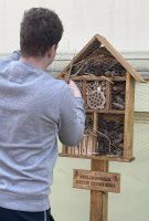 zdjęcie czytelnika w trakcie stawiania domku dla owadów