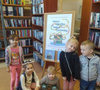 zdjęcie dzieci z plakatem projektu mała książka wielki człowiek