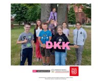 zdjęcie dzieci z napisem DKK i logo