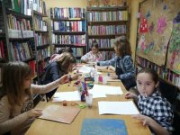 zdjęcie dzieci malujących metodą kubizmu