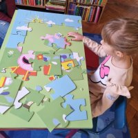 zdjęcie dziecka układającego puzzle