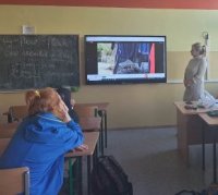 zdjęcie uczniów oglądających film edukacyjny