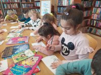 zdjęcie dzieci z kolorowankami i książkami
