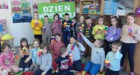 zdjęcie przedszkolaków z papierowymi rakietami