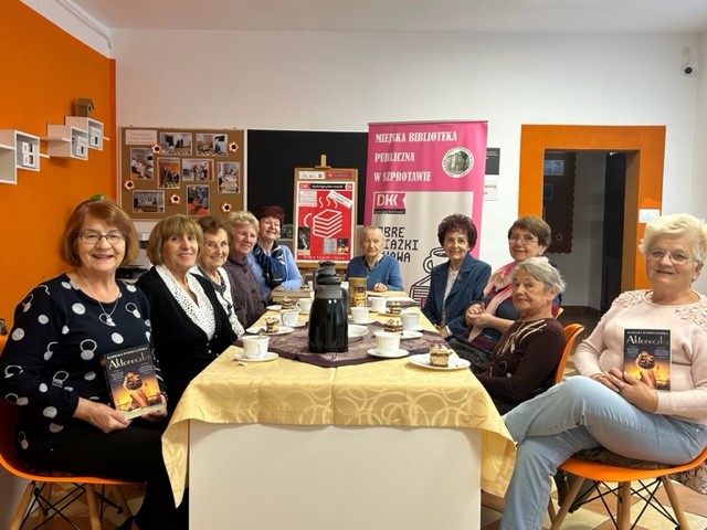 Członkinie Dyskusyjnego Klubu Książki w Pracowni Orange podczas omawiania lektury