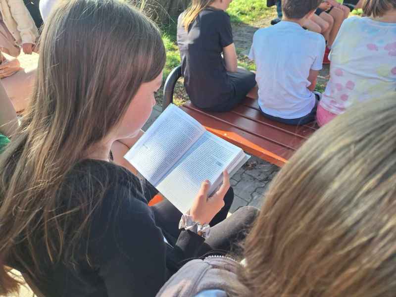 zdjęcie dziewczynki czytającej książkę