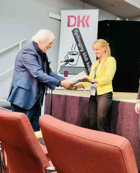zdjęcie dyrektora WiMBP w Zielonej Górze Andrzeja Bucka składającego podziękowania na ręce dyrektor MBP w Szprotawie