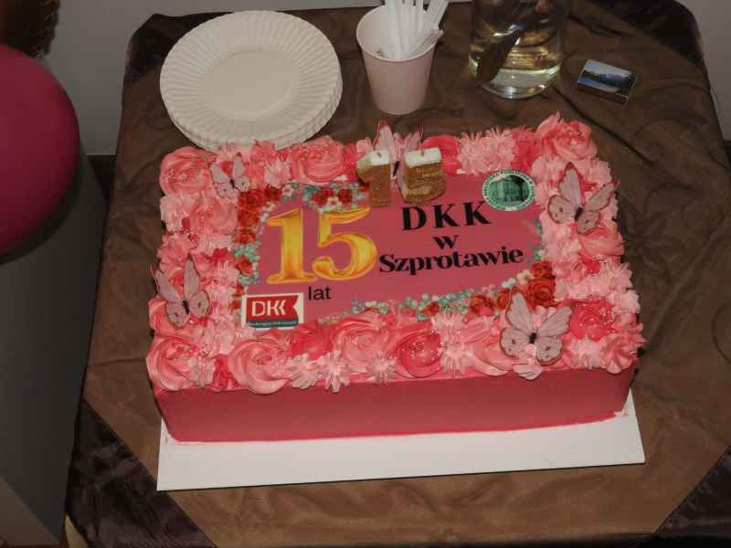 zdjęcie tortu w barwach projektu z napisem 15 lat DKK w Szprotawie oraz logo biblioteki i projektu 
