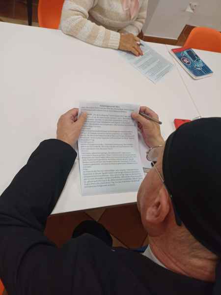 zdjęcie kursanta podczas czytania tekstu