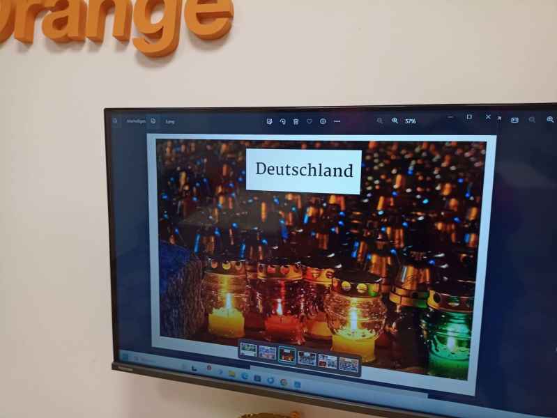 zdjęcie slajdu prezentacji o niemieckim święcie zmarłych z napisem Deutschland na tle zniczy