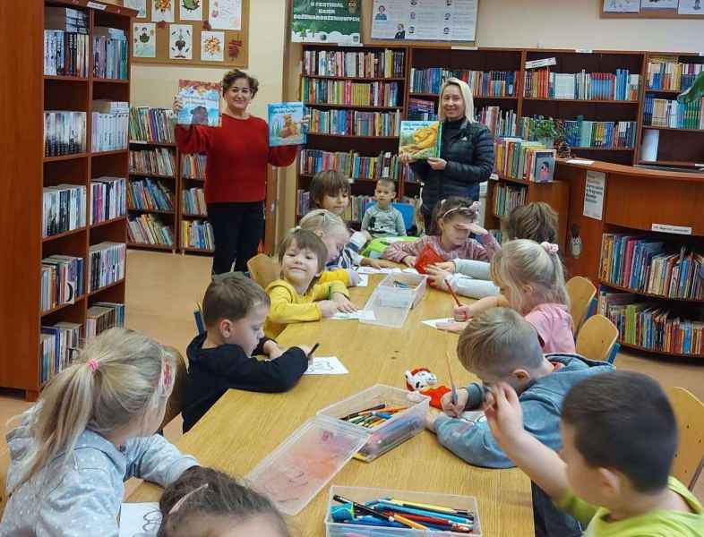 zdjęcie bibliotekarki oraz opiekunek dzieci trzymających książki oraz grupa przedszkolna podczas kolorowania misiów