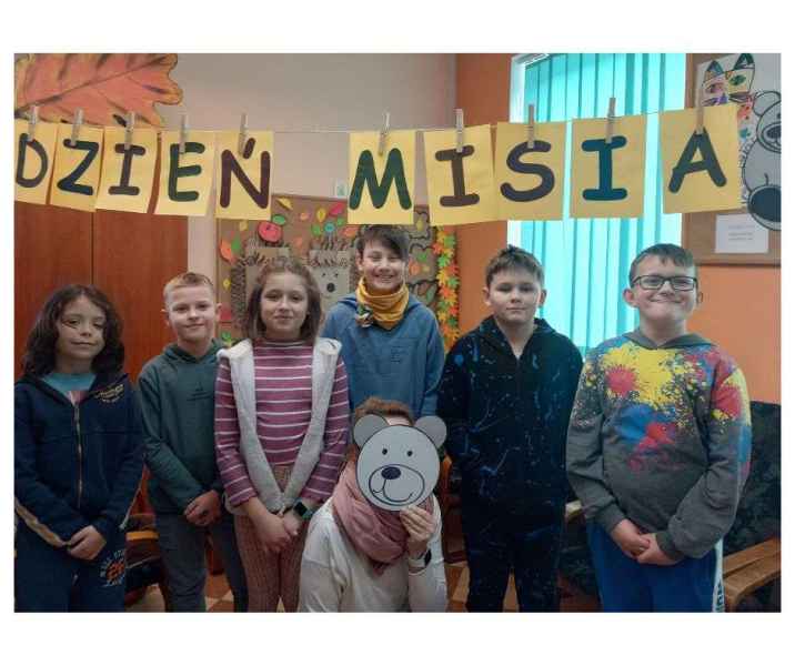 zdjęcie dzieci pod napisem dzień misia