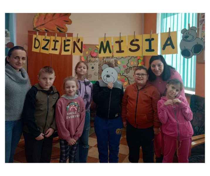 zdjęcie nauczycielek i dzieci pod napisem dzień misia