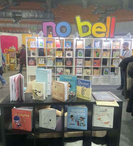 zdjęcie regałów z książkami i napis no bell