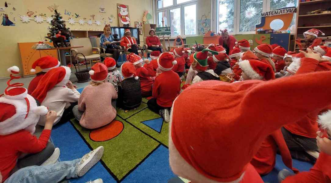 zdjęcie dzieci słuchających bajki czytanej przez wiceburmistrz 