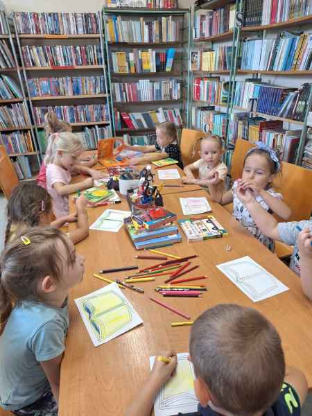 zdjęcie przedszkolaków z kolorowanką w kształcie książki