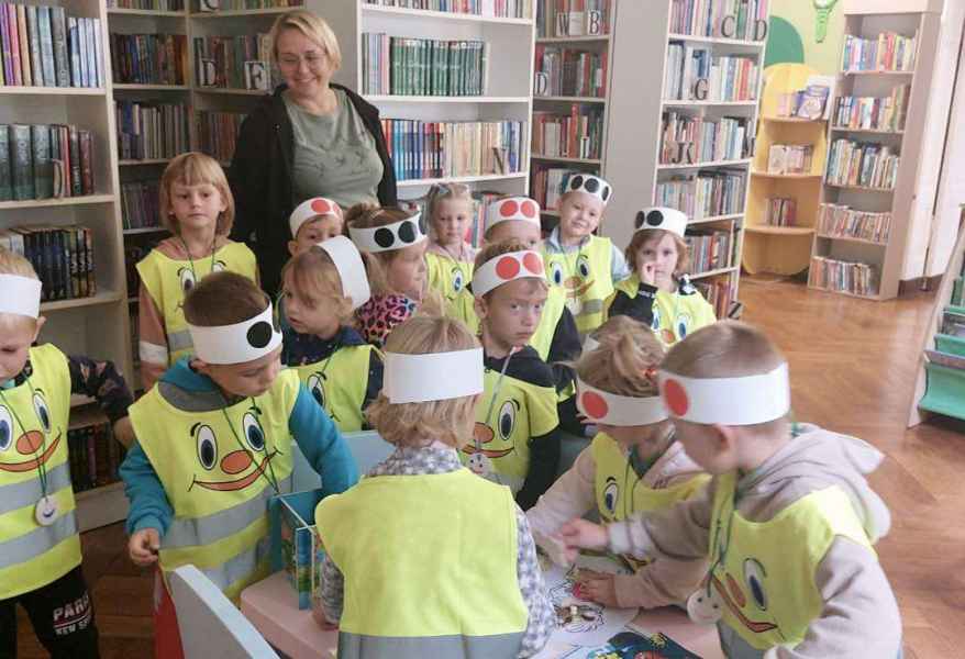 zdjęcie dzieci podczas zwiedzania Oddziału dla Dzieci