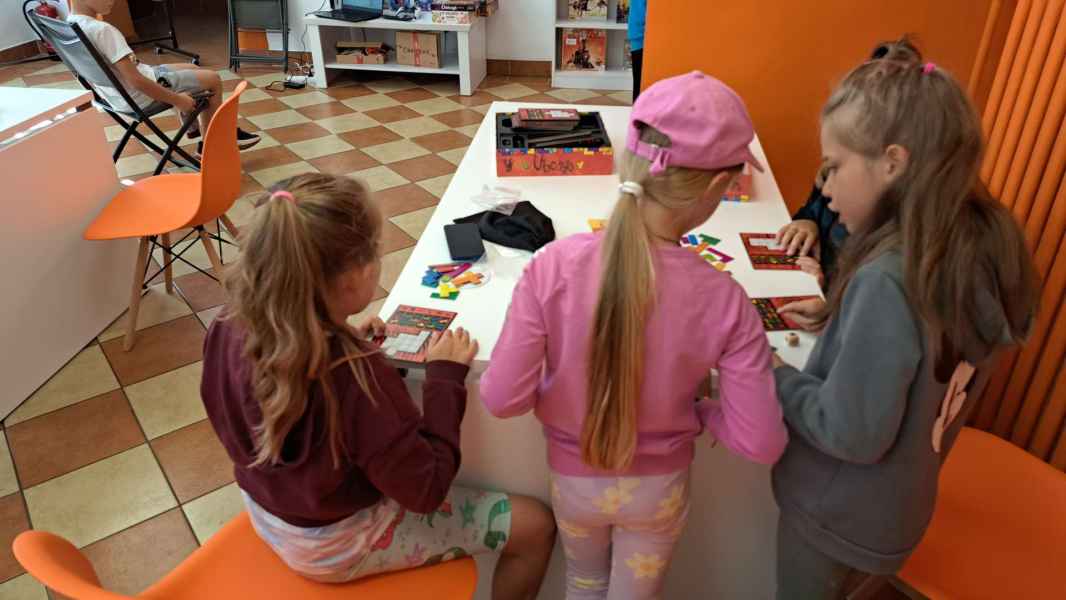 zdjęcie dzieci podczas gry w planszówkę