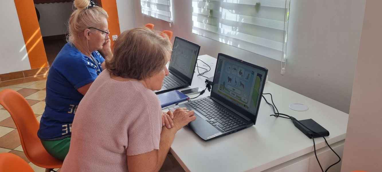 zdjęcie uczestniczek zajęć przy komputerach