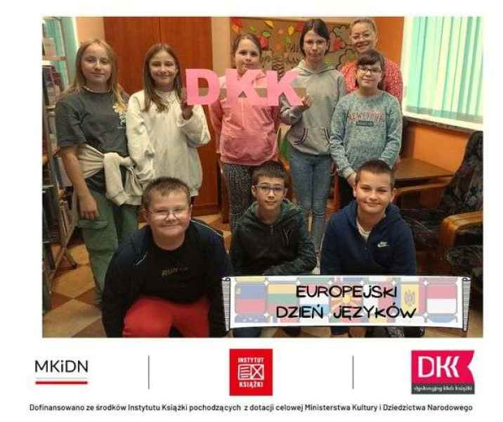 zdjęcie grupy młodzieży z napisem DKK i obrazkiem z napisem Europejski dzień języków