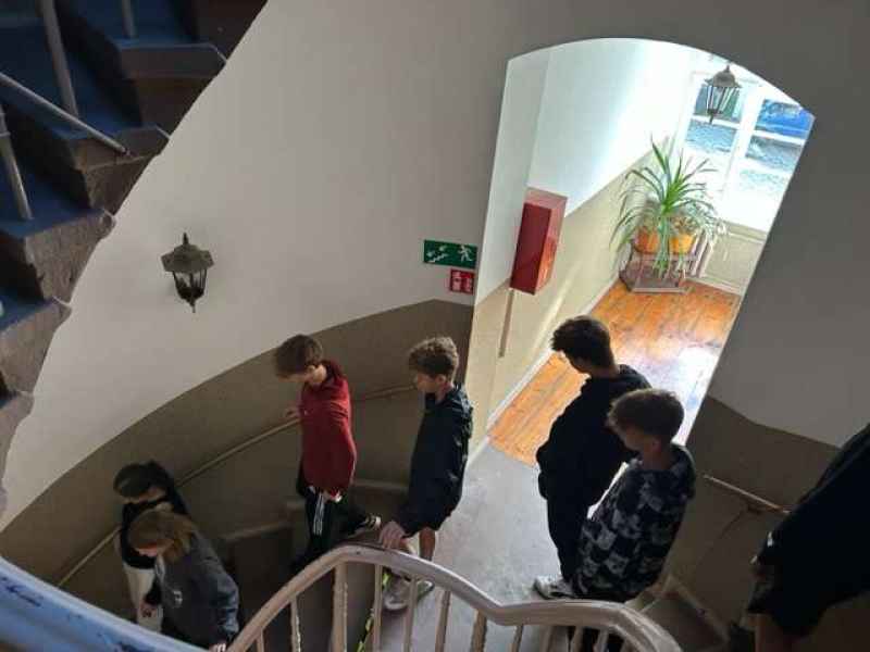 zdjęcie klasy schodzącej po schodach