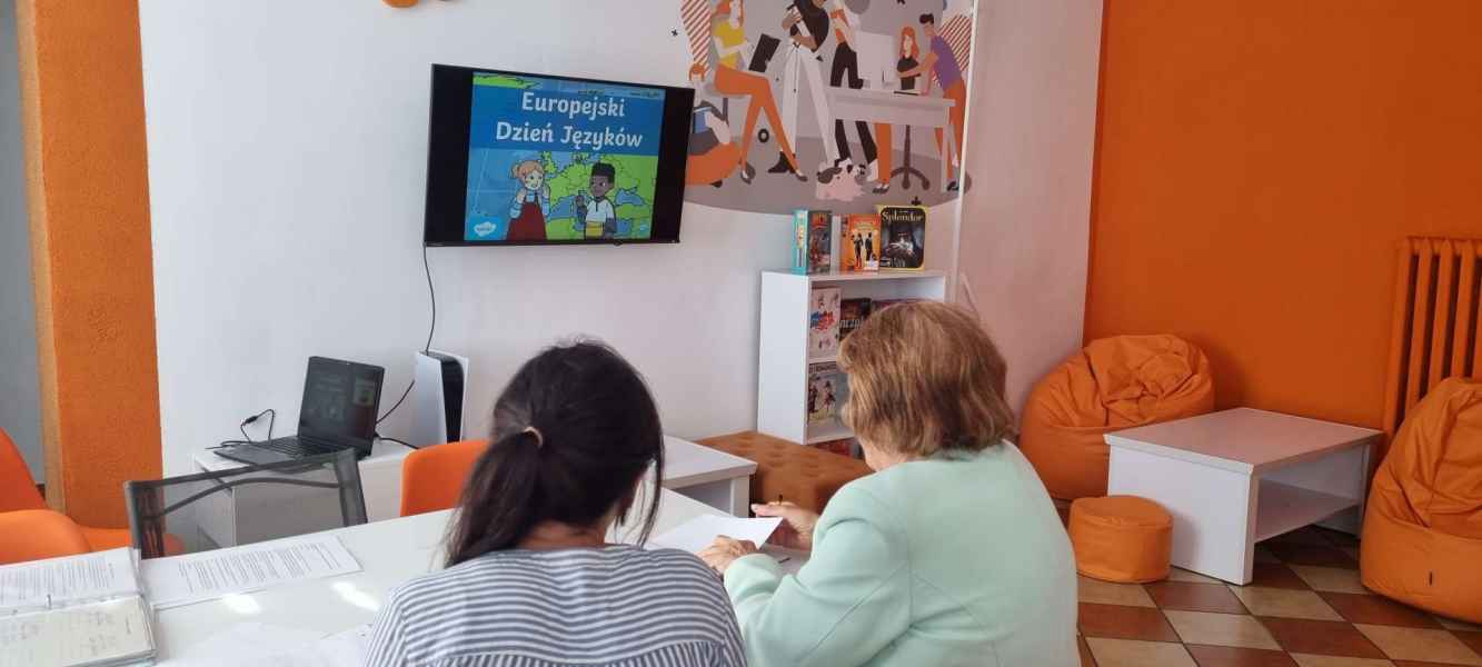 zdjęcie dwóch kursantek oglądających prezentację o europejskim dniu języków