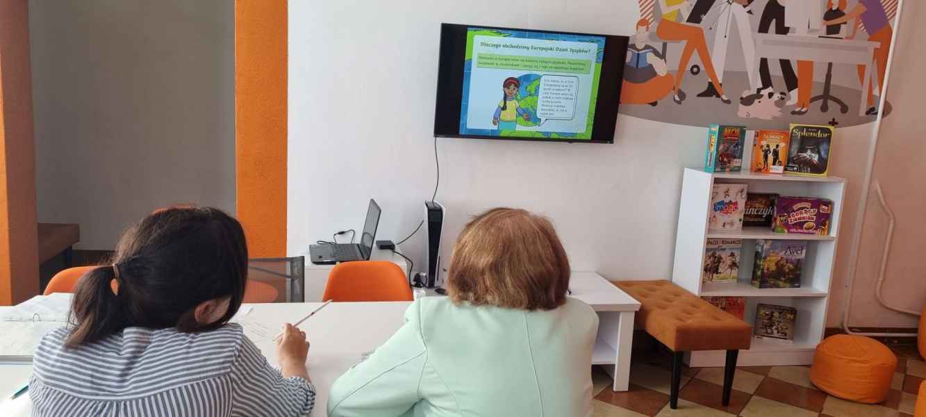 zdjęcie kursantek oglądających prezentację w pracowni orange