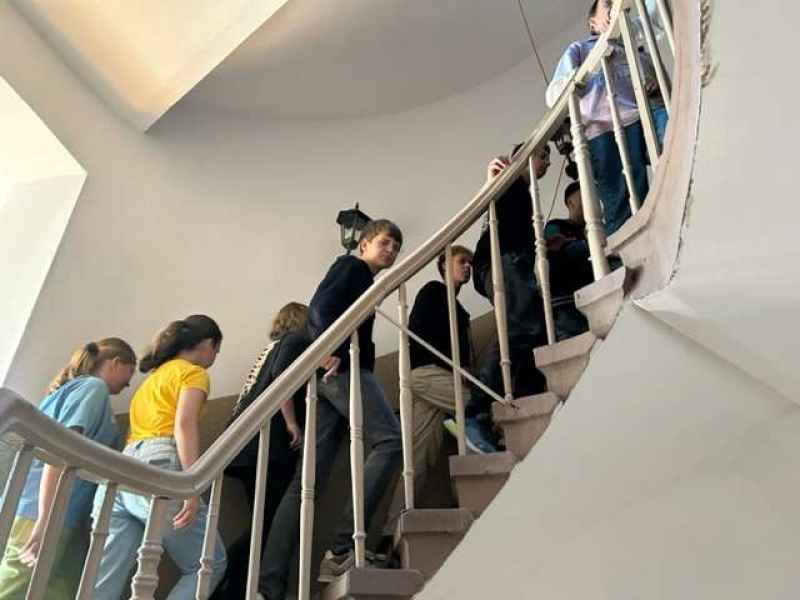 zdjęcie młodzieży wchodzącej po schodach