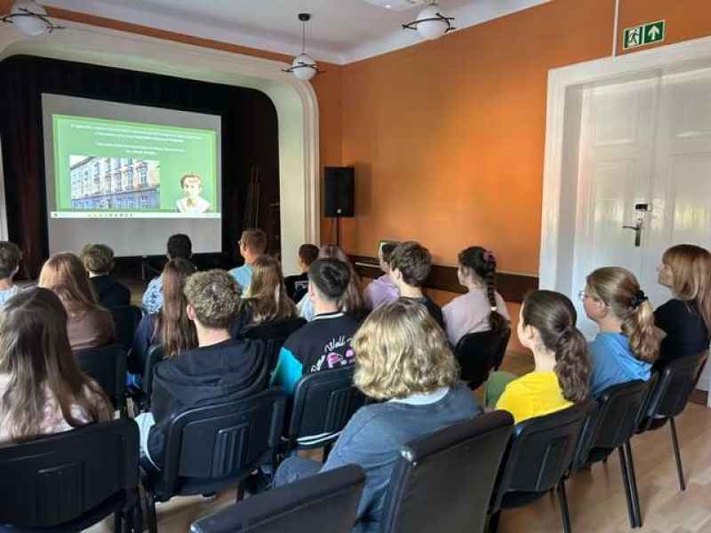 hrupa młodzieży oglądająca prezentację o Szymborskiej