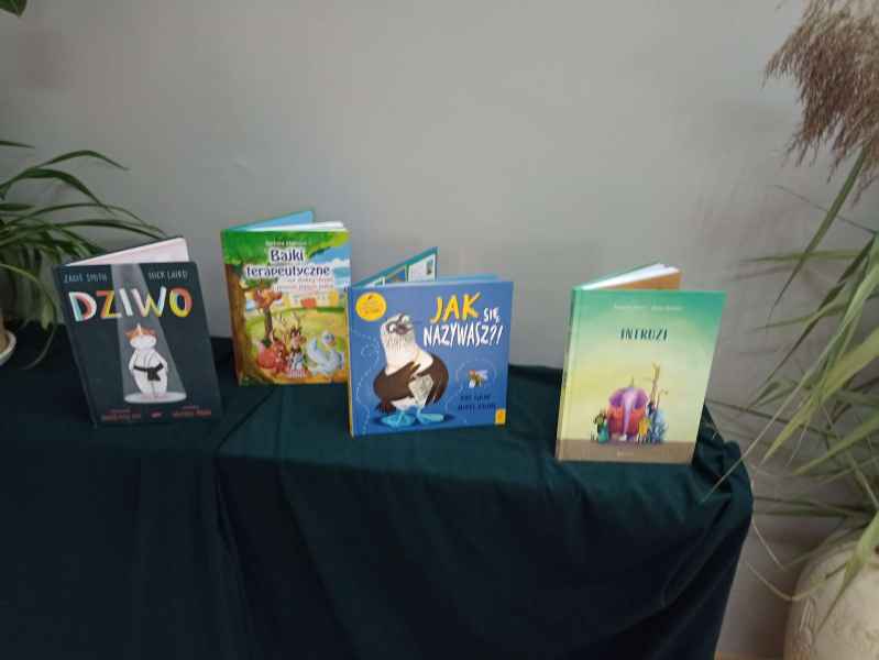 zdjęcie czterech książek na stoliku