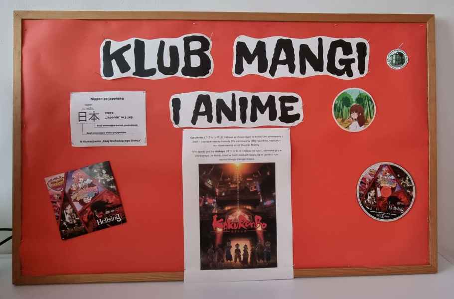 zdjęcie tablicy z napisem klub mangi i anime, plakatem filmu kakurenbo i płytą z odcinkami anime