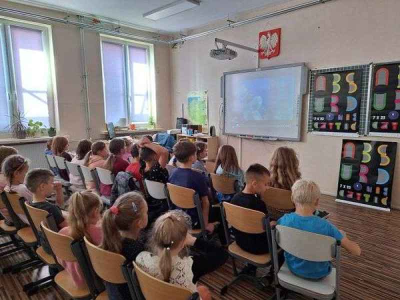 zdjęcie grupy uczniów w trakcie oglądania filmu w klasie