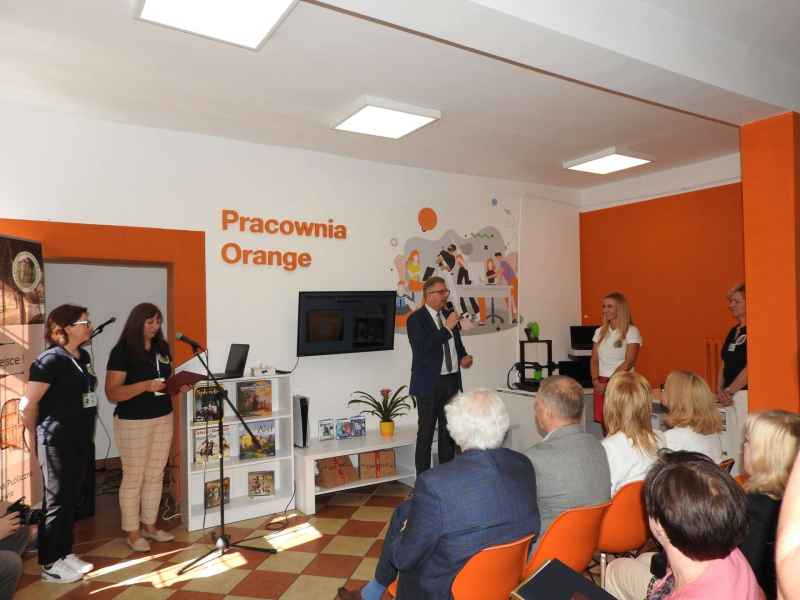 Burmistrz Szprotawy Mirosław Gąsik wygłasza przemówienie przed zaproszonymi goścmi i pracownikami biblioteki