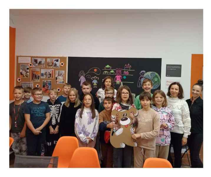 zdjęcie grupowe dzieci, Beaty Konaszewskiej i nauczycielki