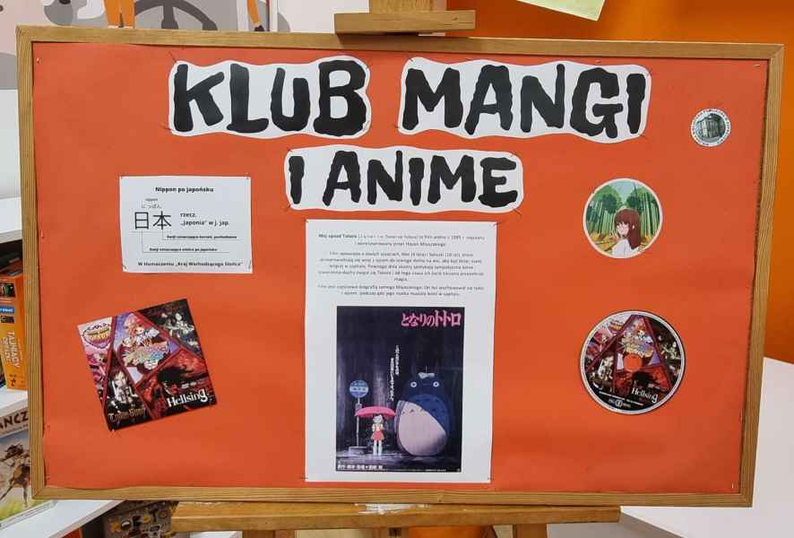 zdjęcie tablicy z napisem klub mangi i anime,  kartką z danymi dot. filmu mój sąsiad totoro oraz płytą z anime