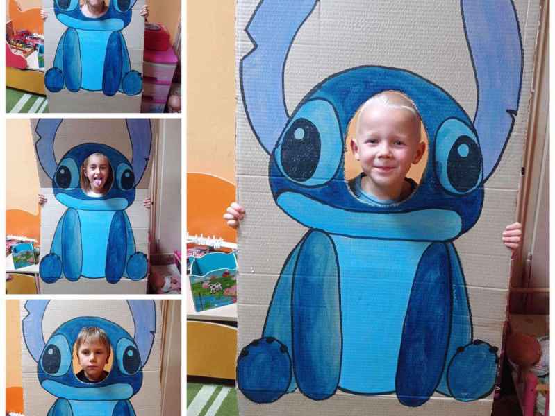 zdjęcie dzieci z kartonową fotobudką stitch