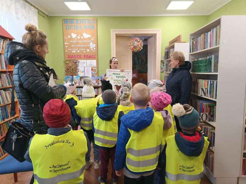 zdjęcie bibliotekarki opowiadającej dzieciom o projekcie mała książka wielki człowiek w bibliotece