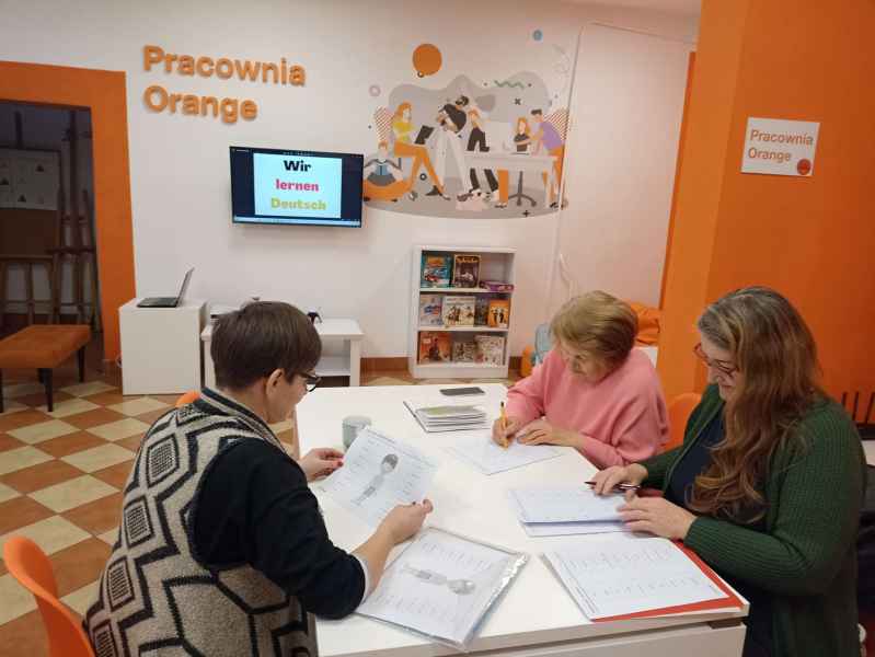 zdjęcie kursantek przy stoliku w pracowni orange