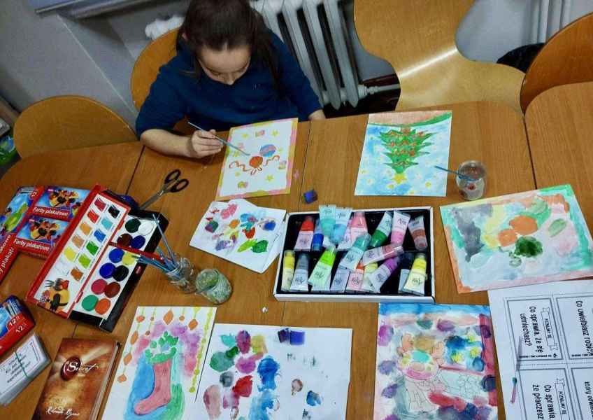 zdjęcie dziewczynki podczas malowania farbami