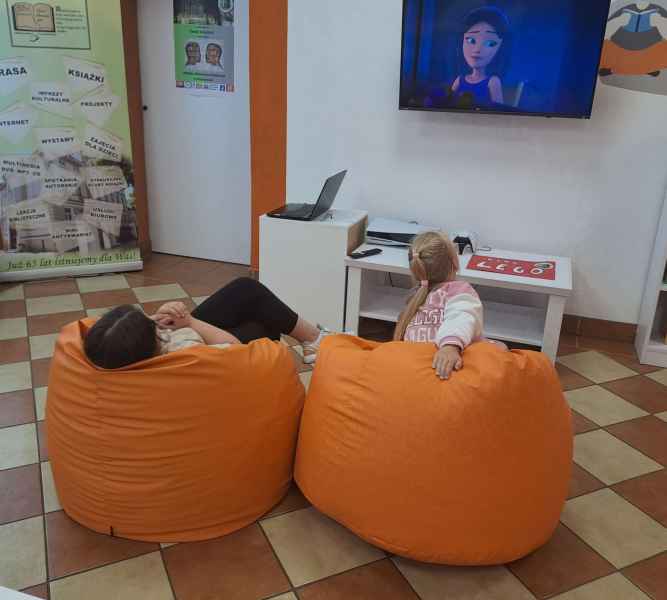 zdjęcie dziewczynek podczas oglądania bajki na telewizorze