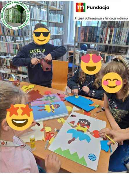 zdjęcie dzieci z zasłoniętymi emotikonami buziami podczas wycinania kolorowych kół z papieru, na górze logo mFundacji i napis projekt dofinansowała Fundacja mBank i logo biblioteki