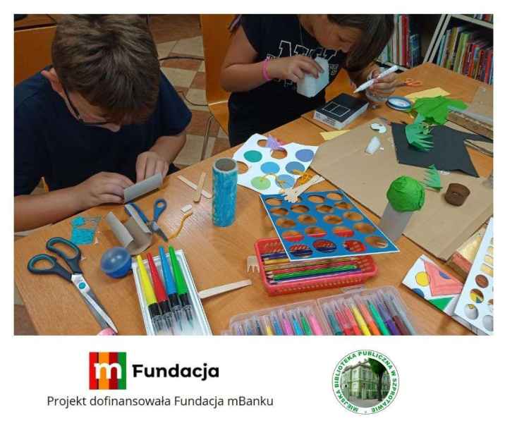 zdjęcie dzieci podczas tworzenia makiety geometrycznej, na dole logo biblioteki i mfundacji z napisem projekt dofinansowała fundacja mbanku