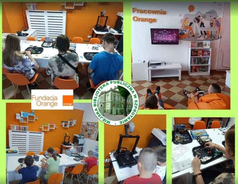 kolaż zdjęć dzieci podczas układania modeli Lego, grających na PS5 i oglądających pracę drukarki 3D, pośrodku logo biblioteki i fundacji orange