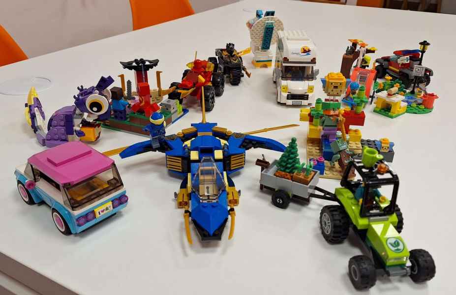 zdjęcie złożonych modeli Lego - samolot, traktor, samochody, zwierzątko
