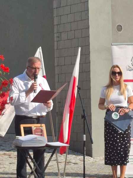 zdjęcie burmistrza szprotawy Mirosława Gąsika podczas przemowy obok dyrektor biblioteki