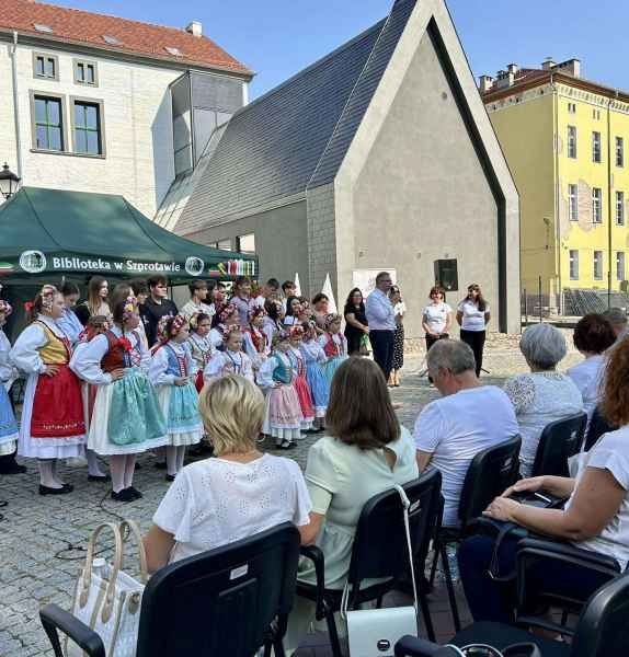 zdjęcie burmistrza szprotawy, bibliotekarek, młodzieży, zespołu fantazja i publiczności podczas zakończenia wydarzenia