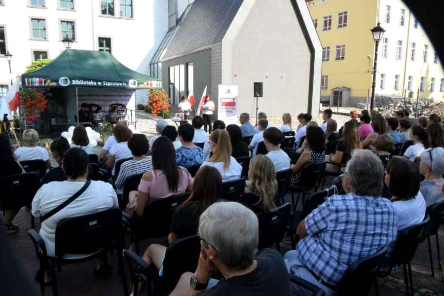 zdjęcie publiczności słuchających przemówienia bibliotekarek