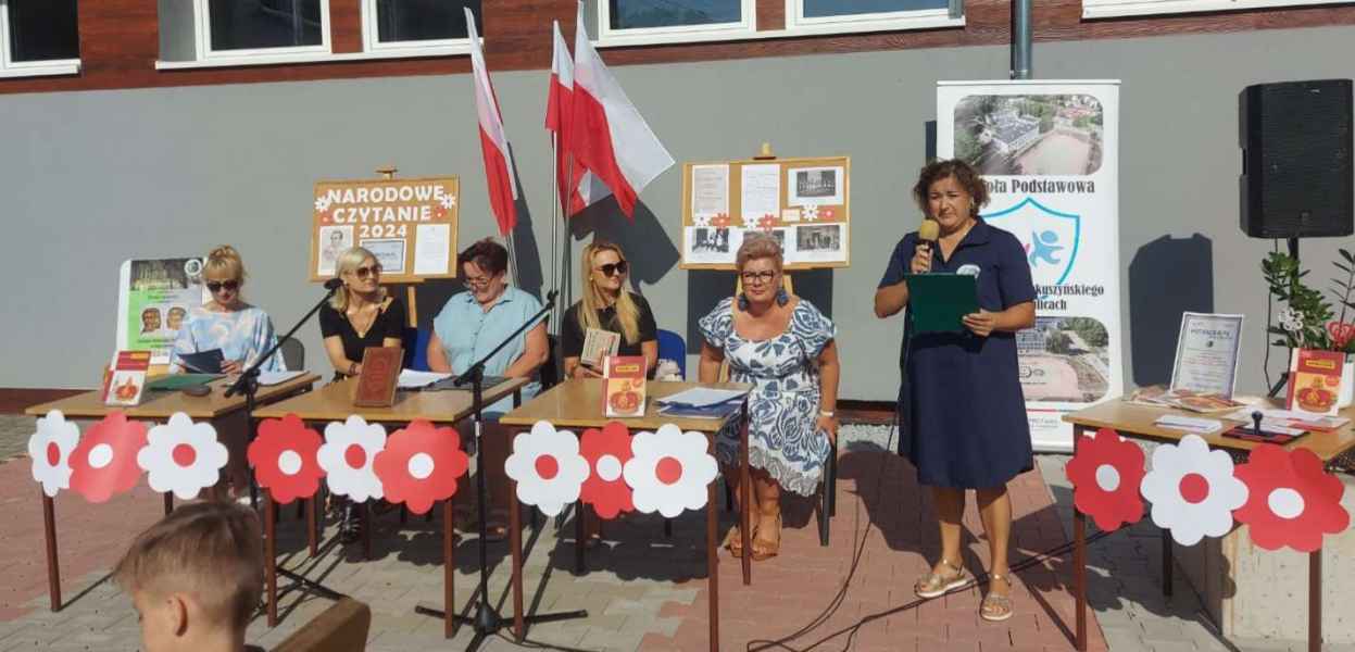 zdjęcie bibliotekarki podczas powitania gości oraz dyrektor biblioteki, szkoły podstawowej, wicedyrektor i nauczycielki polskiego