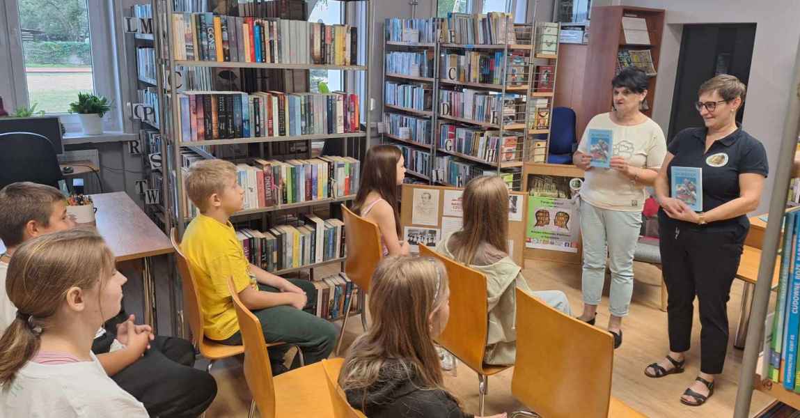 zdjęcie bibliotekarki i nauczycielki mówiącej do młodzieży