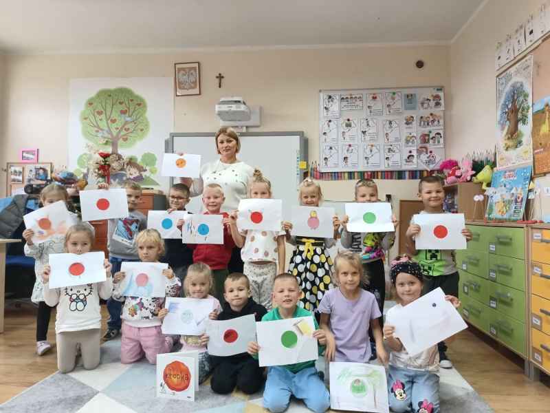 zdjęcie nauczycielki oraz dzieci i ich prac plastycznych